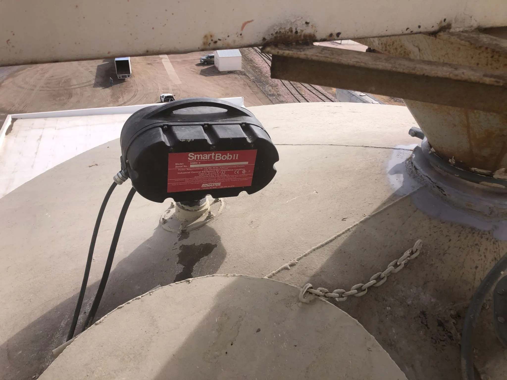 Sensor de nivel SmartBob II instalado en el techo de un silo