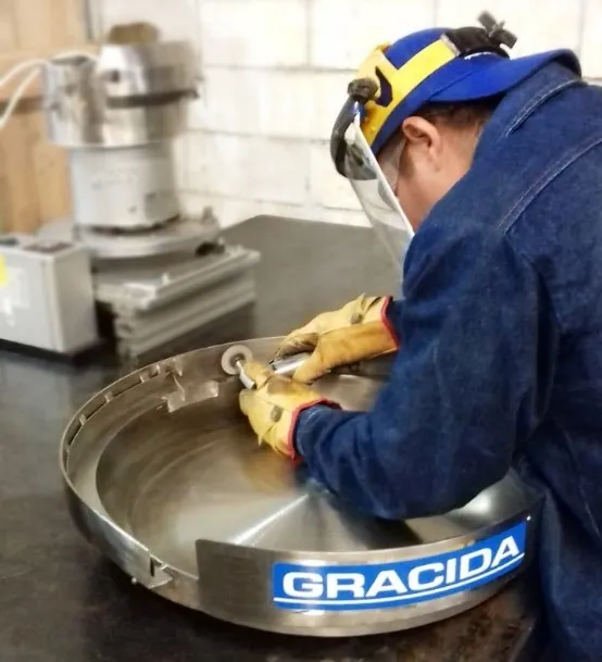 Técnico de Gracida ajustando un tazón vibratorio en el taller de Monterrey